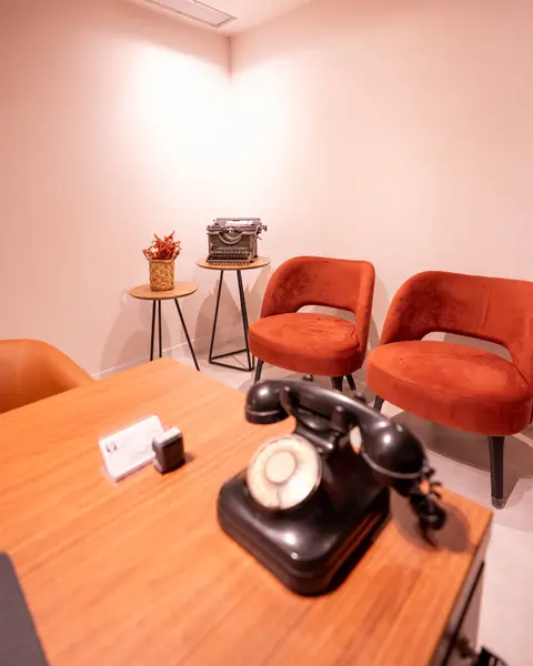 Detalhe do consultório, com poltronas e mesa de atendimento
