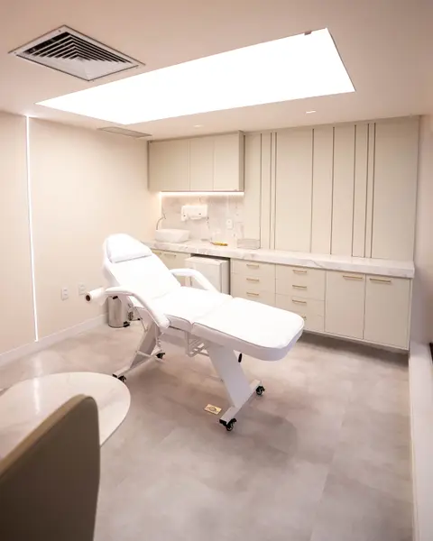 Sala de exame clínico com maca e bancada